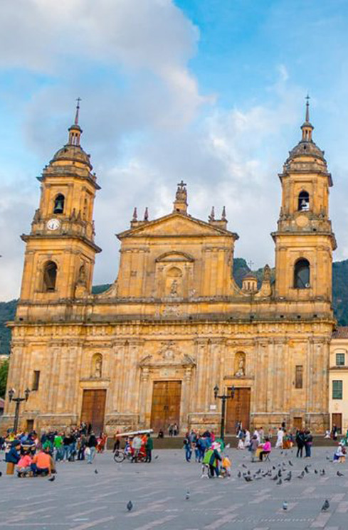 Gezinsgroepen en wandelaars langs het Plaza de Bolivar in Bogotá