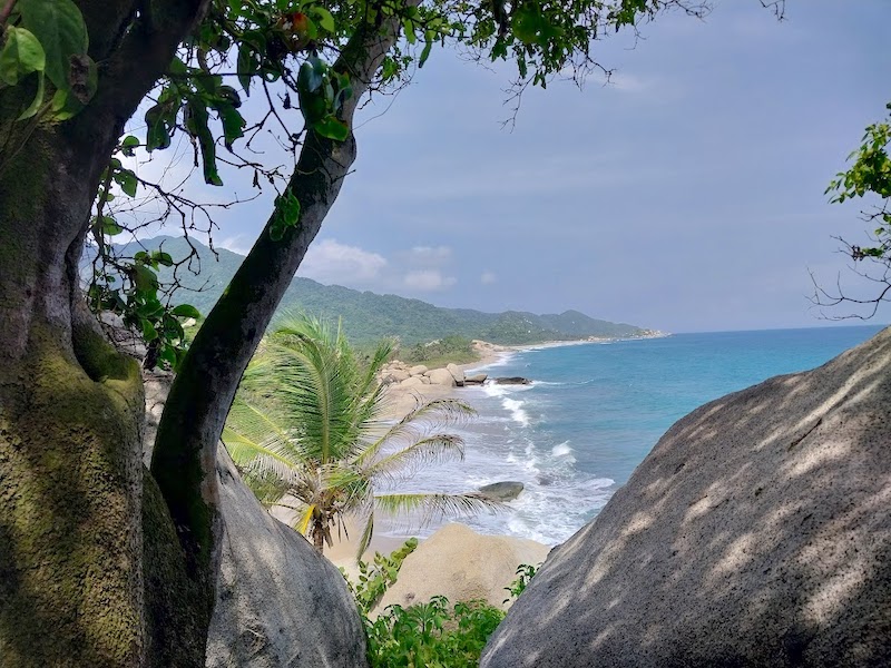 Bezoekende vrouw maakt foto's van kleurrijke huizen in Guatapé, Antioquia